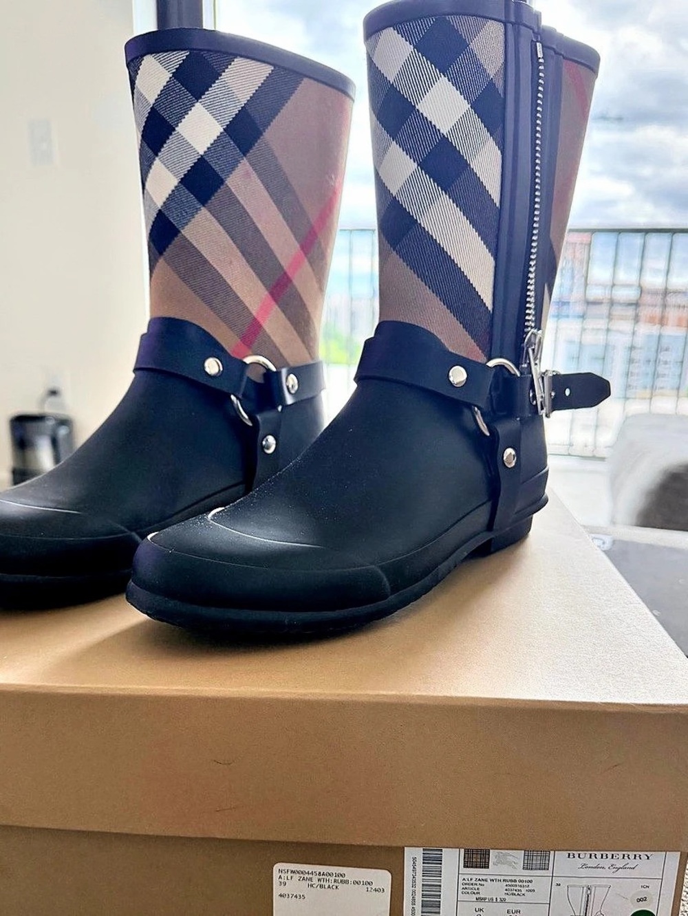 Burberry Zane Vintage Check Rain Boots in Black & Beige - Picture 2 of 5
